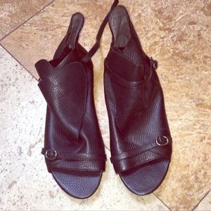 Max Studio Black Leather Sandals 10M